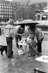 Vijf mei , viering bevrijdingsdag o.a. vrijmarkt drie meisjes onder paraplu ver, Bestanddeelnr 932-1388