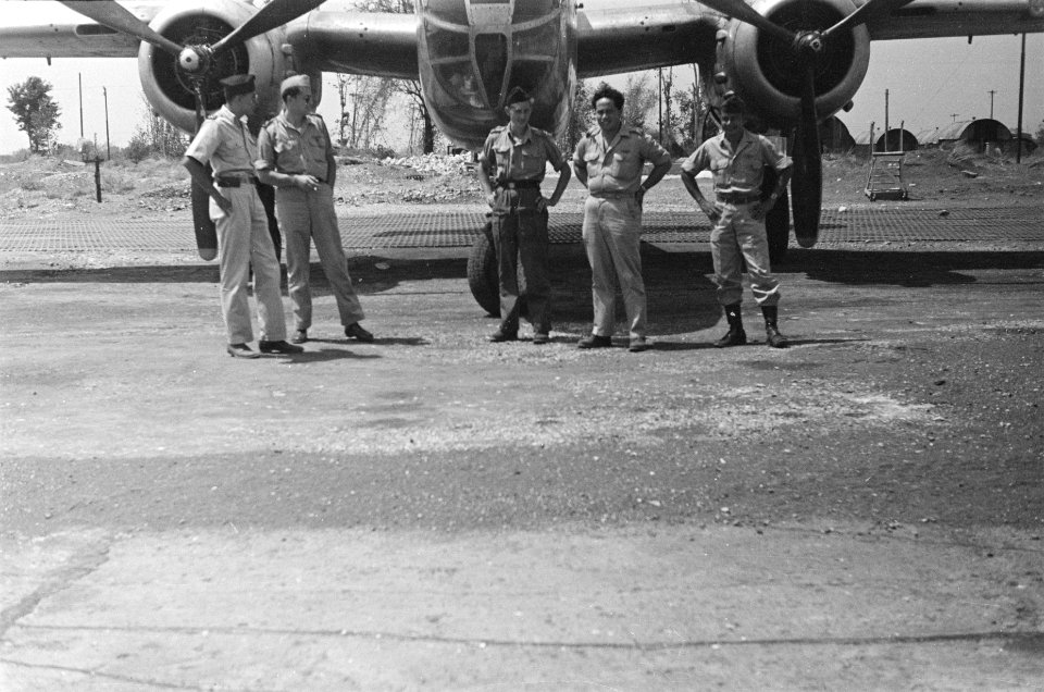 Vijf militairen (bemanning) voor een Mitchell B24 bommenwerper, Bestanddeelnr 68-1-2