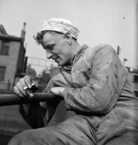 Vijf minuten pauze. Zeeman aan boord van een Nederlandse kustvaarder, Bestanddeelnr 935-2786