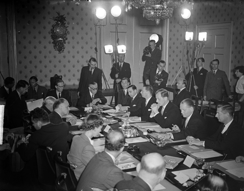 Vijf Ministers van Buitenlandse Zaken tjdens Westerse Unie conferentie te Den H…, Bestanddeelnr 904-1058