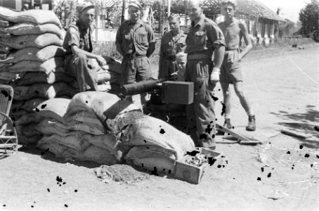 Vijf militairen bij een zwaar machinegeweer type Vickers achter een stapel zandz, Bestanddeelnr 7145