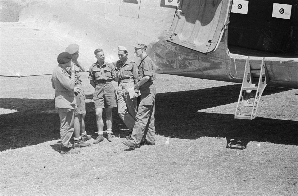 Vijf militairen voor een transportvliegtuig, Bestanddeelnr 39-6-6