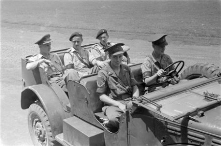 Vijf leden Koninklijke Marechaussee in een jeep, Bestanddeelnr 118-2-4