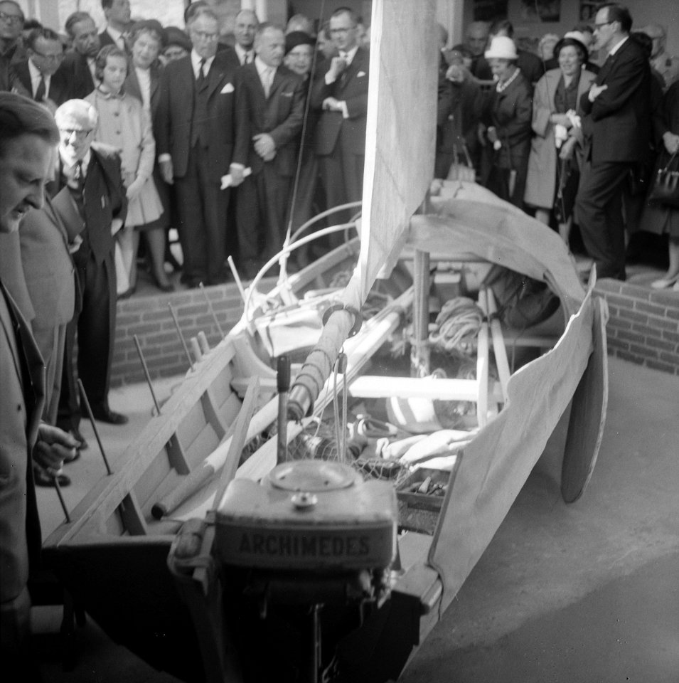 Vijf Engelandvaarders bieden hun scheepje De Yvette aan, aan het Nationale Oor, Bestanddeelnr 916-4149