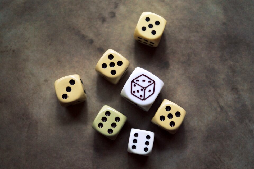 Play luck roll the dice