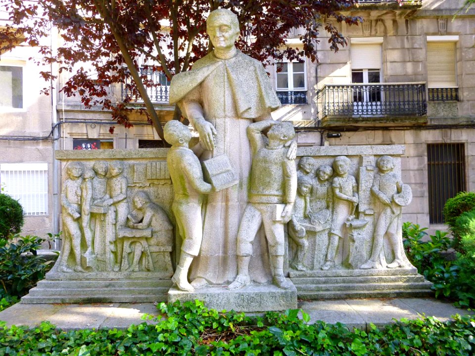 Vigo - Monumento a Don Bosco