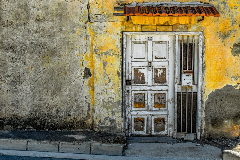 Entrance wall grungy