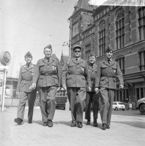 Vijf Zwitserse soldaten op weg van Amsterdam CS naar Nijmegen, Bestanddeelnr 915-3718