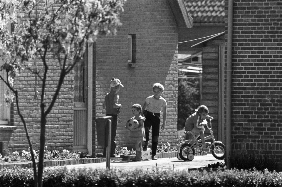 Vijfde, zesde, zevende dag gijzeling school Bovensmilde (Pinksteren) spelende k, Bestanddeelnr 929-2015