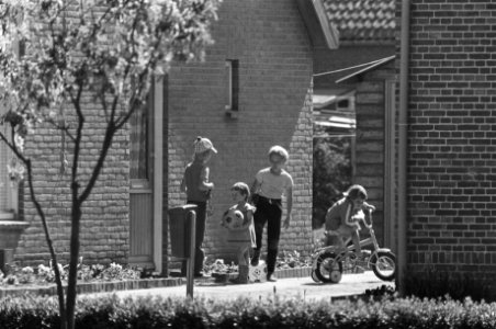 Vijfde, zesde, zevende dag gijzeling school Bovensmilde (Pinksteren) spelende k, Bestanddeelnr 929-2015
