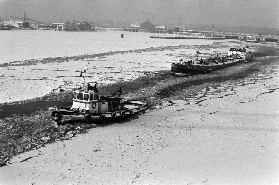 Vijf tankschepen met bestemming Lemmer begeleid door drie ijsbrekers vertrokken , Bestanddeelnr 933-1977
