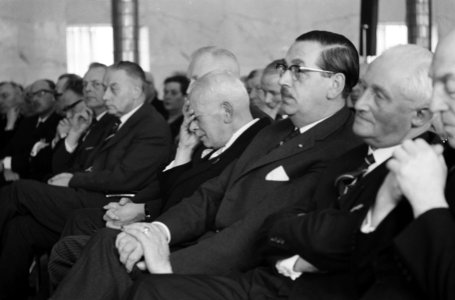 Vijftien jaar Nederlands Radio Unie receptie in Hilversumse stadhuis. Van Veen (, Bestanddeelnr 913-5891