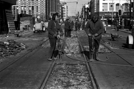 Vijzelstraat afgesloten ivm werkzaamheden, werklieden bezig met drilboren, Bestanddeelnr 926-2462