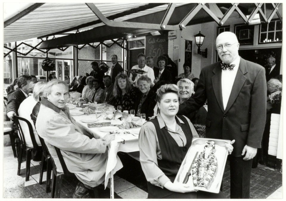 Vijtig Kopers bijeen om het gouden jubileum van Café Koper te vieren. Op de voorgrond Maaike Koper en Fred Paap. NL-HlmNHA 54037297