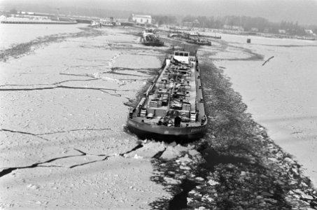 Vijf tankschepen met bestemming Lemmer begeleid door drie ijsbrekers vertrokken , Bestanddeelnr 933-1978