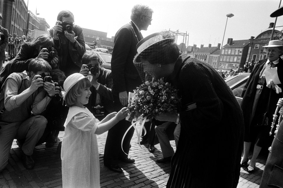 Vijfjarige Frederike Paardekooper biedt koningin Beatrix bloemen aan, Bestanddeelnr 932-5820