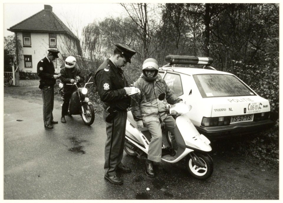 Vijfhuizen Bromfietscontrôle aan de Kerklaan. NL-HlmNHA 54032037