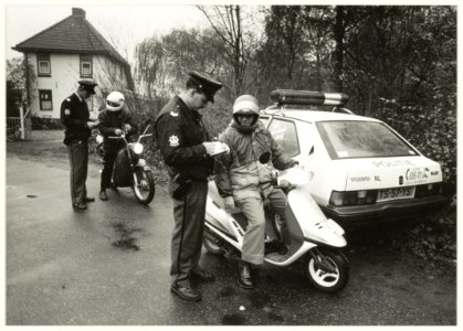 Vijfhuizen Bromfietscontrôle aan de Kerklaan. NL-HlmNHA 54032037