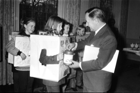 Vijfhonderd lagere schoolkinderen vragen Premier De Jong om speel- en leefruimte, Bestanddeelnr 924-0152