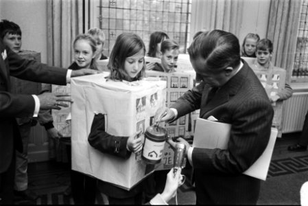 Vijfhonderd lagere schoolkinderen vragen Premier De Jong om speel- en leefruimte, Bestanddeelnr 924-0153