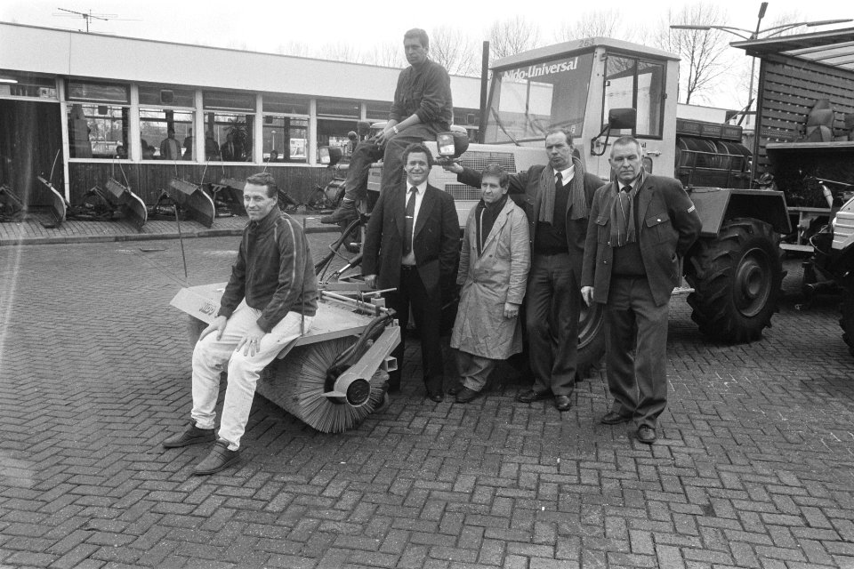 Vijf vrijwilligers van Amsterdam stadsreiniging gaan naar Poolse alternatieve El, Bestanddeelnr 933-8915