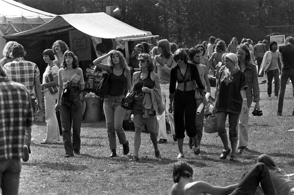 Vijf studentes wandelen langs de informatiestands, Bestanddeelnr 928-1286