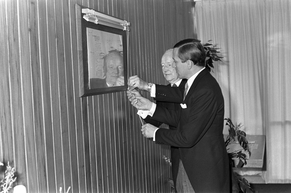 Vijfentwintigste lustrum van TH te Delft, prins Claus onthulde plaquette links c, Bestanddeelnr 919-9824