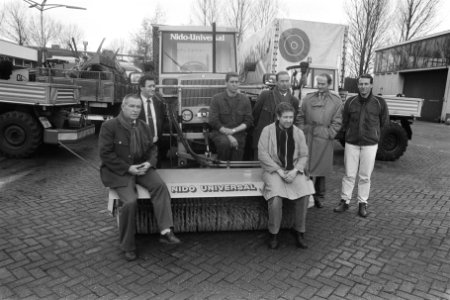 Vijf vrijwilligers van Amsterdam stadsreiniging gaan naar Poolse alternatieve El, Bestanddeelnr 933-8916
