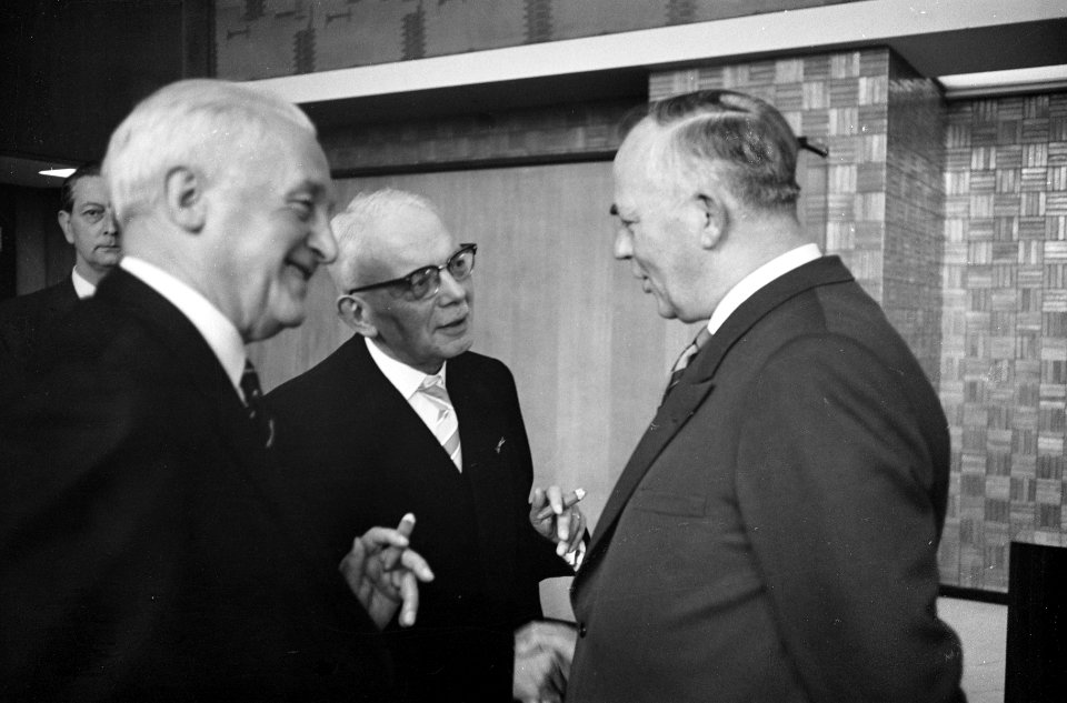 Vijftien jaar Nederlands Radio Unie. Receptie in Hilversumse stadhuis., Bestanddeelnr 913-5884
