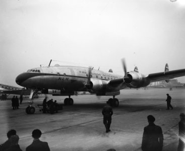 Vijfhonderste vlucht naar Batavia. Vertrek toestel Schiphol, Bestanddeelnr 902-5566
