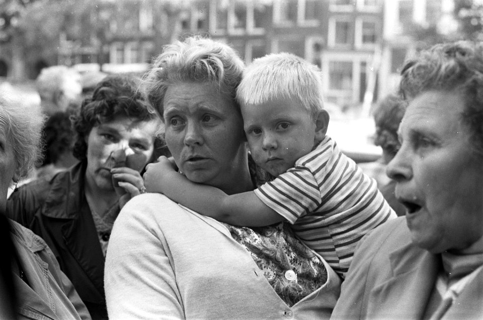 Vijfjarig meisje spoorloos, dregwerkzaamheden in de grach bij de Noordermarkt, o, Bestanddeelnr 914-2494