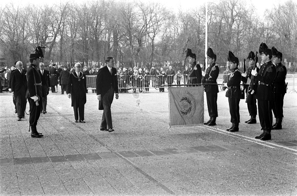 Vijfentwintigste lustrum van TH te Delft, prins Claus onthulde plaquette links c, Bestanddeelnr 919-9825
