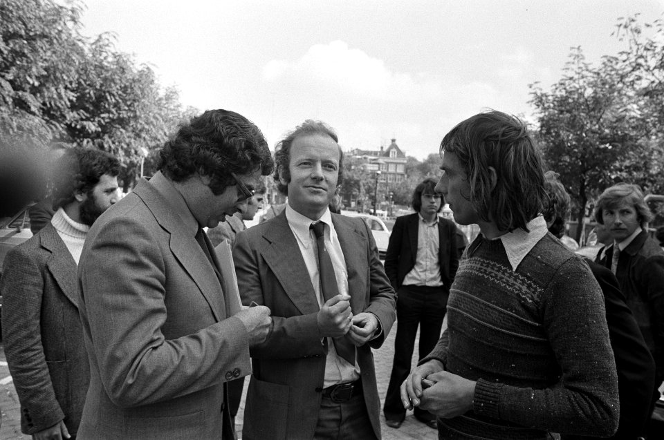 Vijfentwintig nieuwe witkarren op Amstelveld, Amsterdam vlnr Ed van Thijn, , Bestanddeelnr 928-1821
