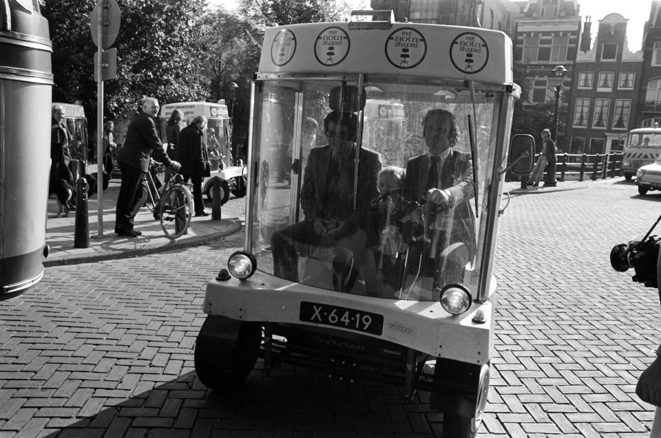Vijfentwintig nieuwe witkarren op Amstelveld, Amsterdam overzicht nieuwe witkar, Bestanddeelnr 928-1818