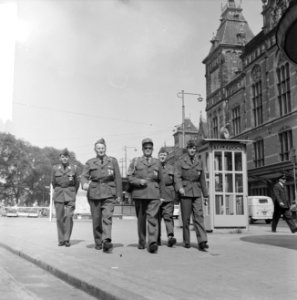Vijf Zwitserse soldaten op weg van Amsterdam CS naar Nijmegen, Bestanddeelnr 915-3719