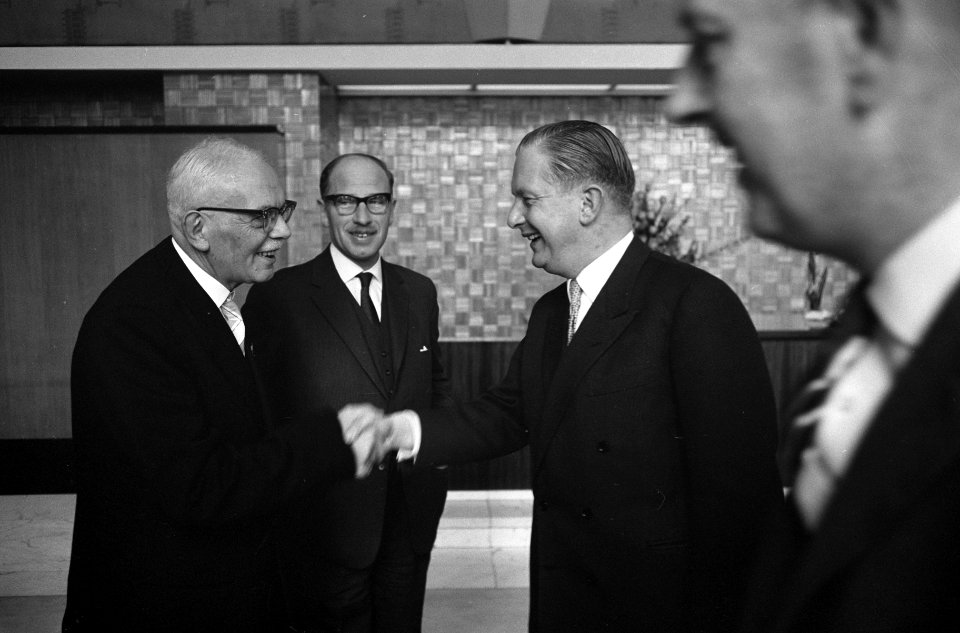 Vijftien jaar Nederlands Radio Unie. Receptie in Hilversumse stadhuis., Bestanddeelnr 913-5882