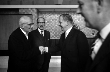 Vijftien jaar Nederlands Radio Unie. Receptie in Hilversumse stadhuis., Bestanddeelnr 913-5882
