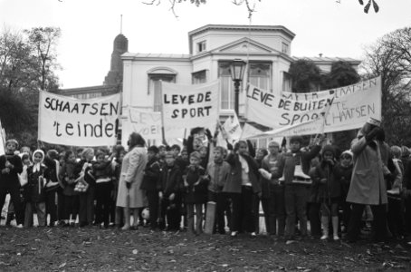 Vijfhonderd lagere schoolkinderen vragen Premier De Jong om speel- en leefruimte, Bestanddeelnr 924-0157
