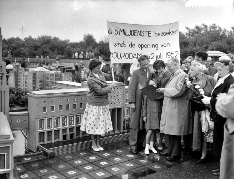 Vijfmiljoenste bezoeker voor Madurodam. Lida van de Berg was 5.000.001 en kreeg , Bestanddeelnr 910-5820