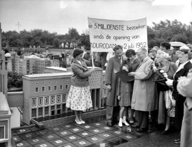 Vijfmiljoenste bezoeker voor Madurodam. Lida van de Berg was 5.000.001 en kreeg , Bestanddeelnr 910-5820