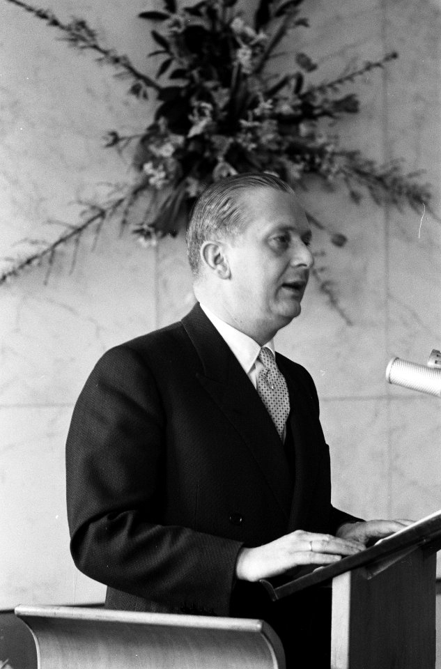 Vijftien jaar Nederlands Radio Unie receptie in Hilversumse stadhuis. Van Veen (, Bestanddeelnr 913-5890