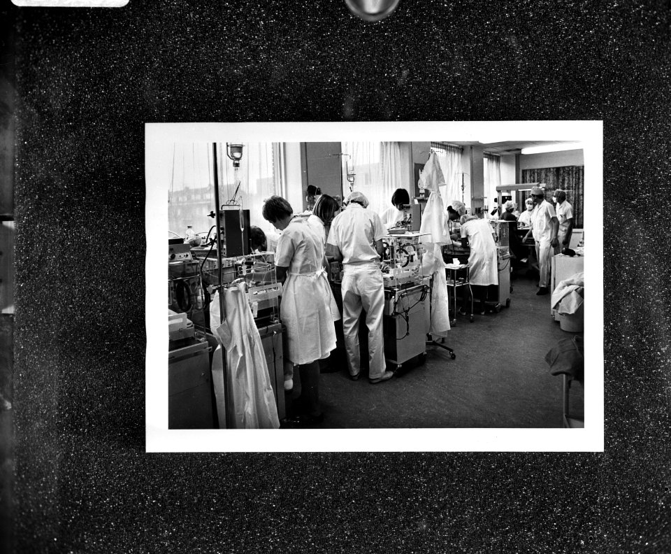 Vijfling in Rotterdam geboren vijf couveuses in Sophiaziekenhuis, Bestanddeelnr 928-3692