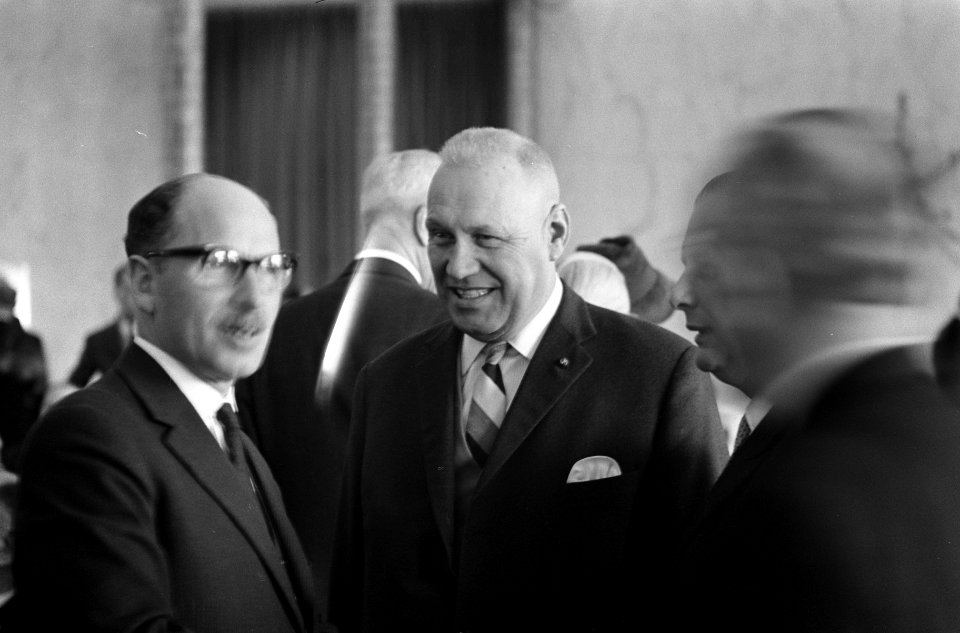 Vijftien jaar Nederlands Radio Unie. Receptie in Hilversumse stadhuis., Bestanddeelnr 913-5881