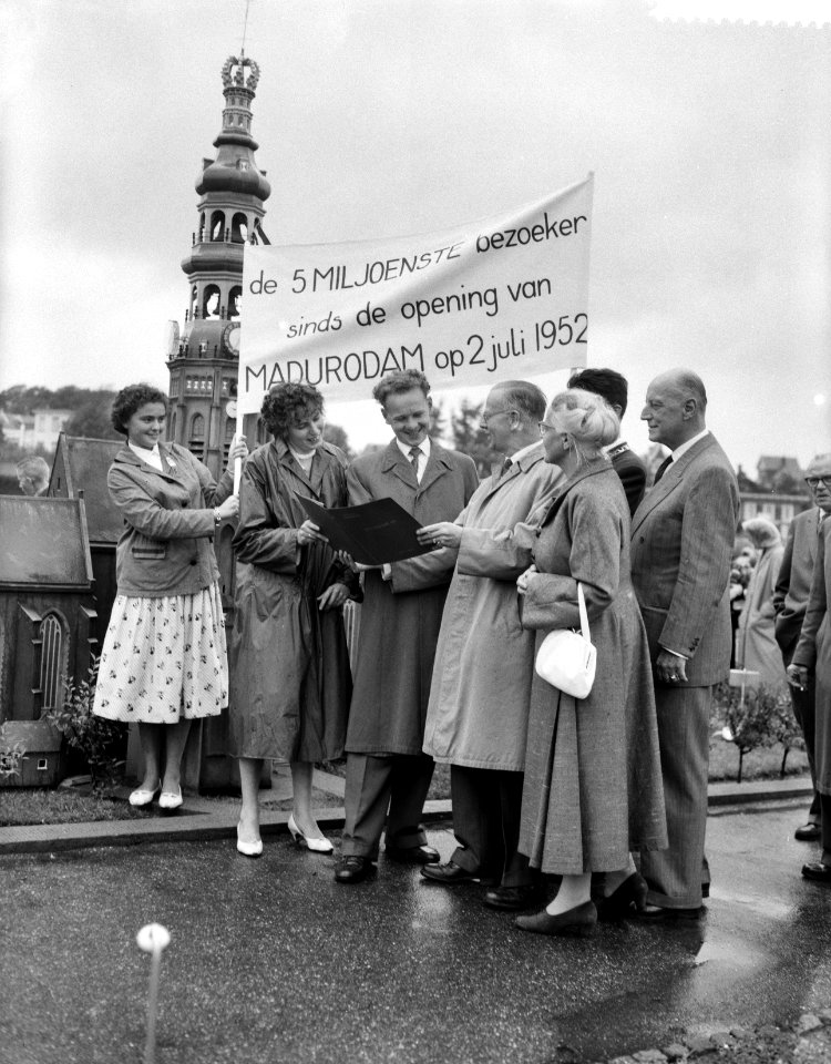 Vijfmiljoenste bezoeker voor Madurodam., Bestanddeelnr 910-5822