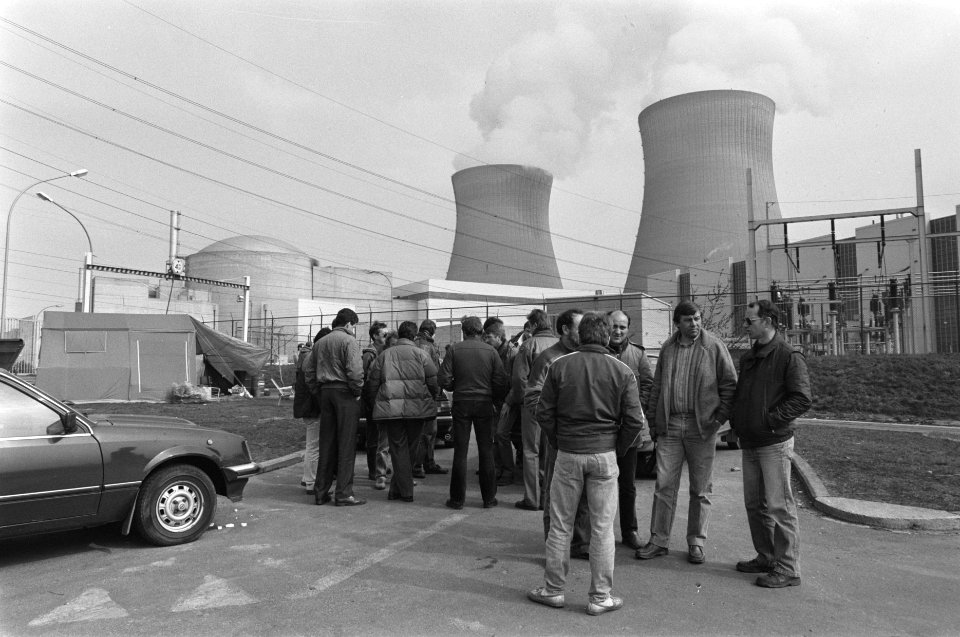Vijfde week staking bij kerncentrale Doel stakers voor kerncentrale, Bestanddeelnr 933-9508