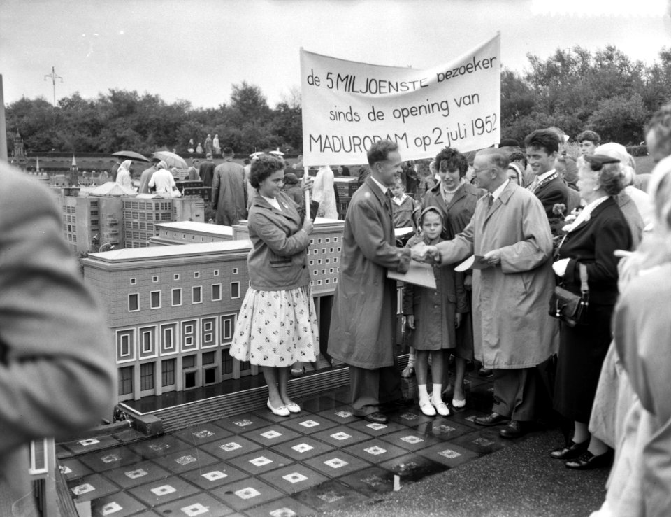 Vijfmiljoenste bezoeker voor Madurodam. Lida van de Berg was 5.000.001 en kreeg , Bestanddeelnr 910-5821