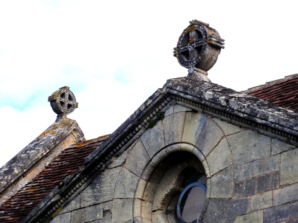 Villeneuve (Gironde) église, des croix à couronne sur le toit PA00083864