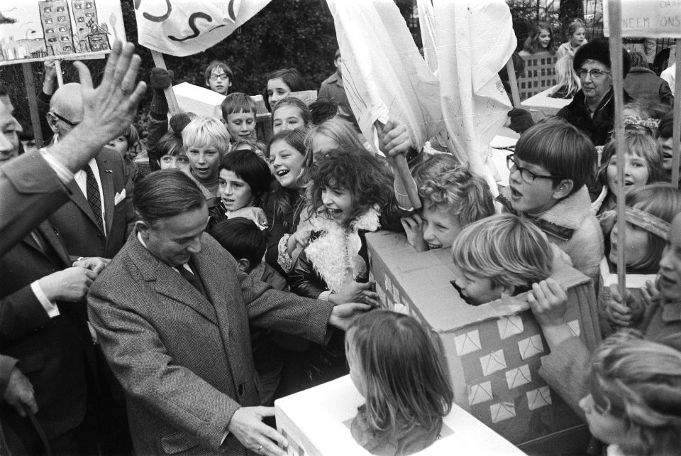 Vijfhonderd lagere schoolkinderen vragen Premier De Jong om speel- en leefruimte, Bestanddeelnr 924-0156