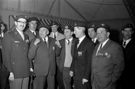 Vijfentwintig jaar Korps Commandotroepen, Kapitein b.d. P. J. Mulders (rechts) m, Bestanddeelnr 920-1963