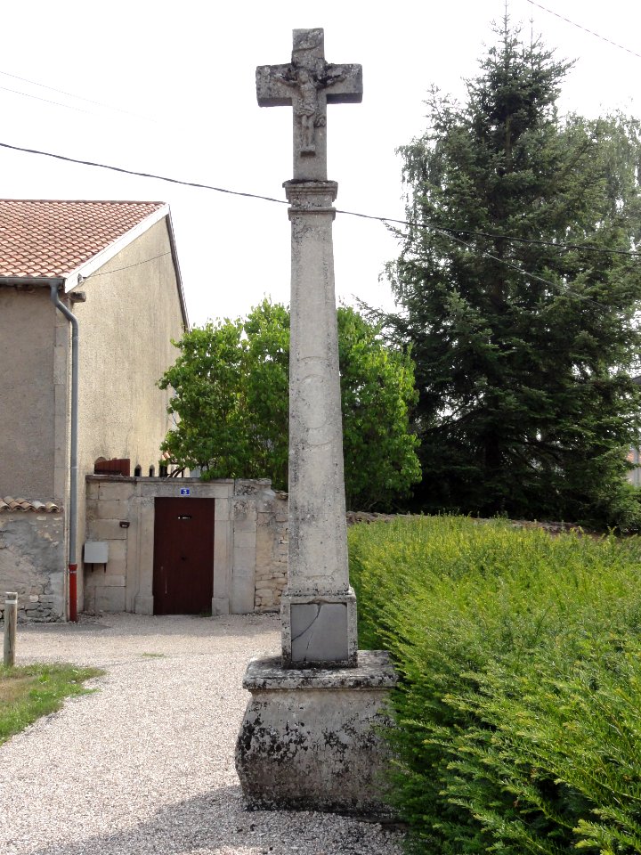 Ville-Issey (Meuse) croix près l'église